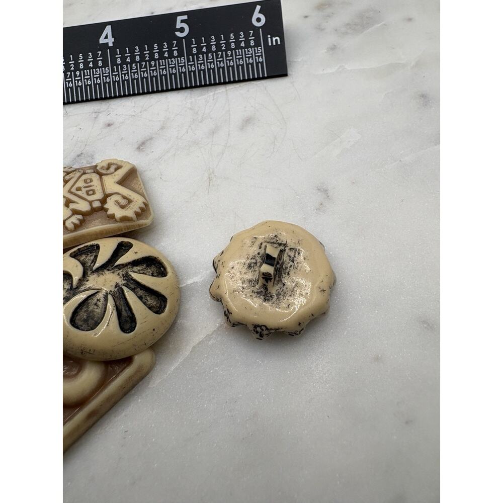 Vintage buttons poss made in Ecuador of nut material 8 buttons - Picture 3 of 9